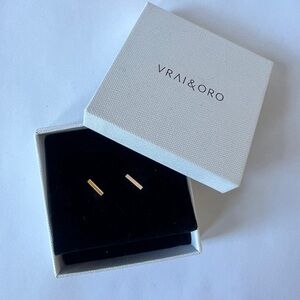 Vrai & Oro stud earrings